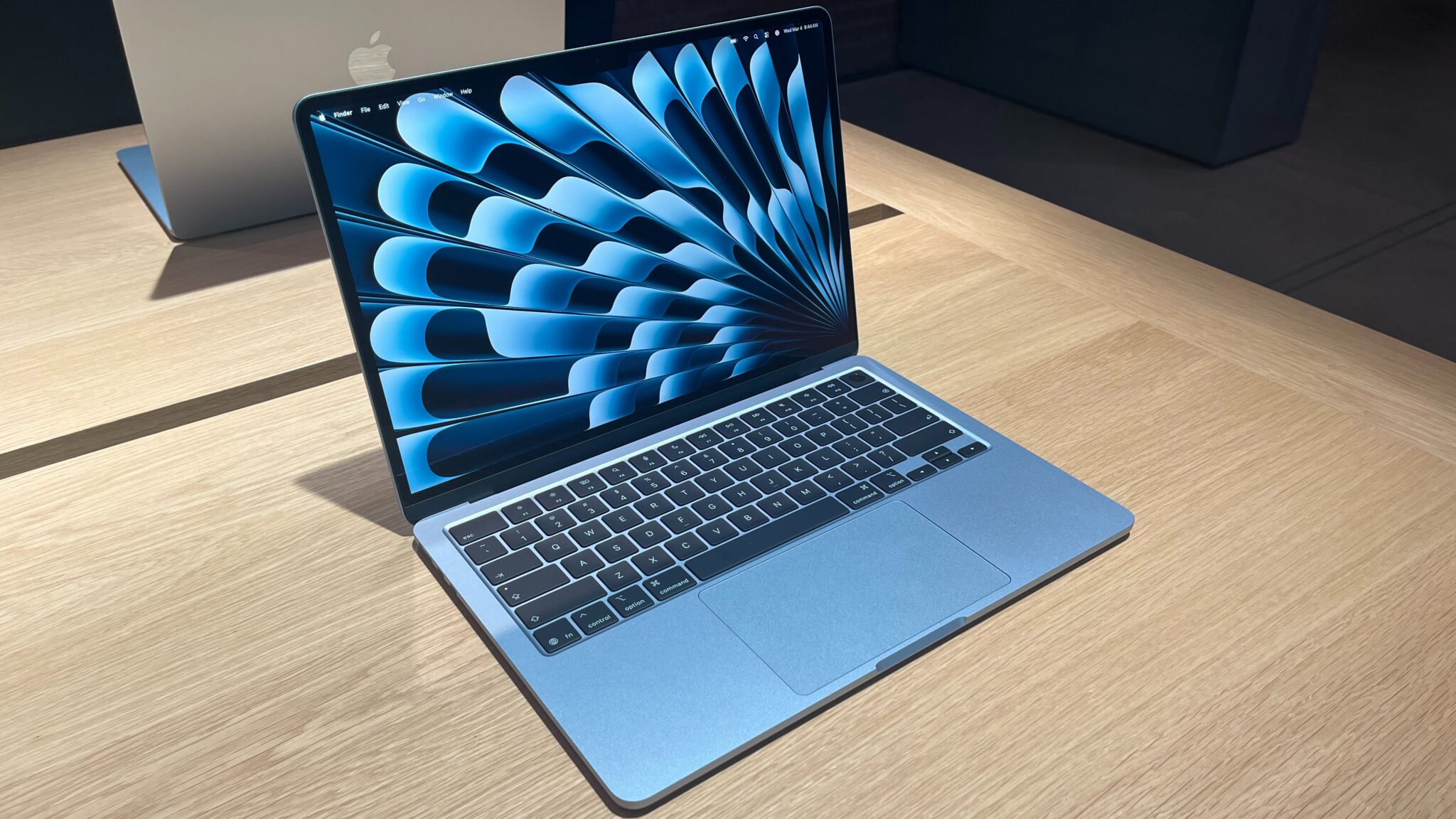 Какие цвета доступны у MacBook Air M5. Голубой цвет просто топ. Хочу его вместо своего серебристого. Фото.