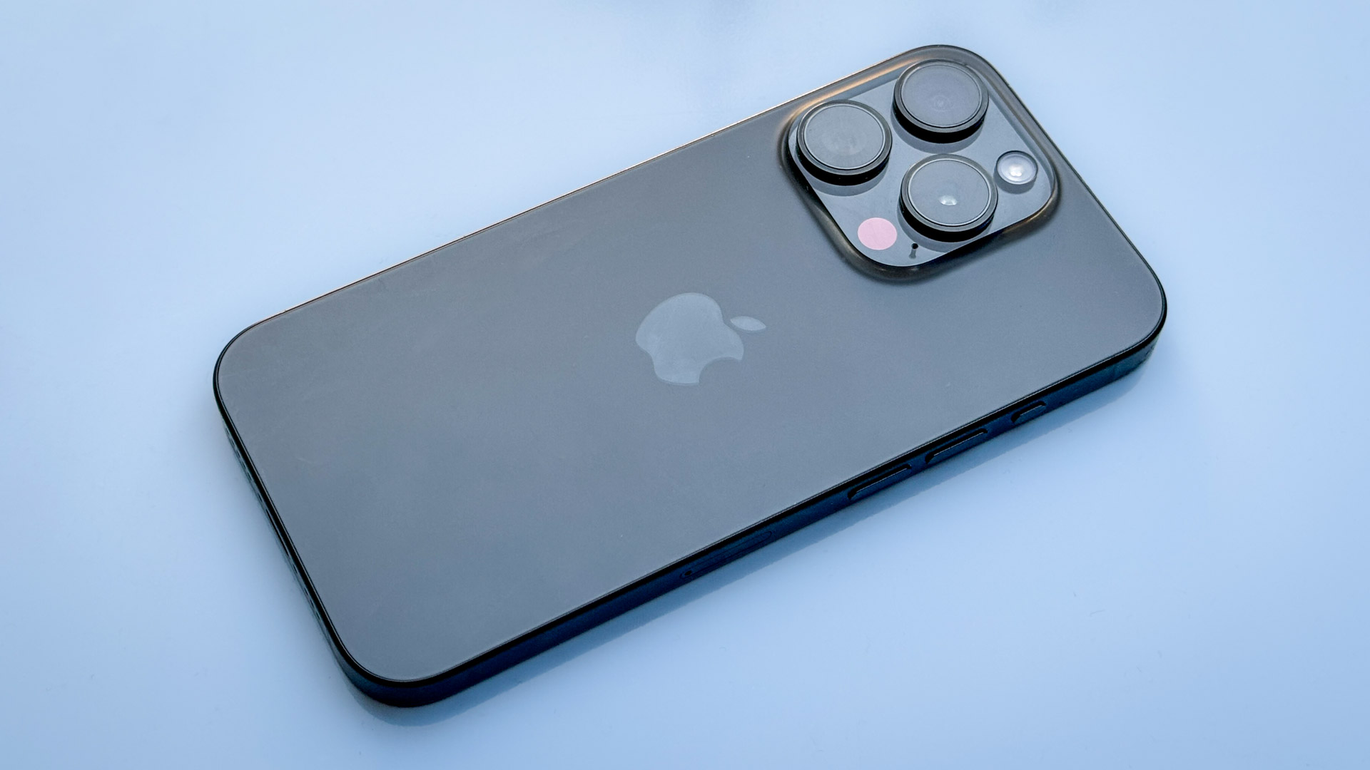 На каких iPhone работают новые возможности Почты. Чтобы использовать все функции нового приложения, вам потребуется минимум iPhone 15 Pro.. Фото.