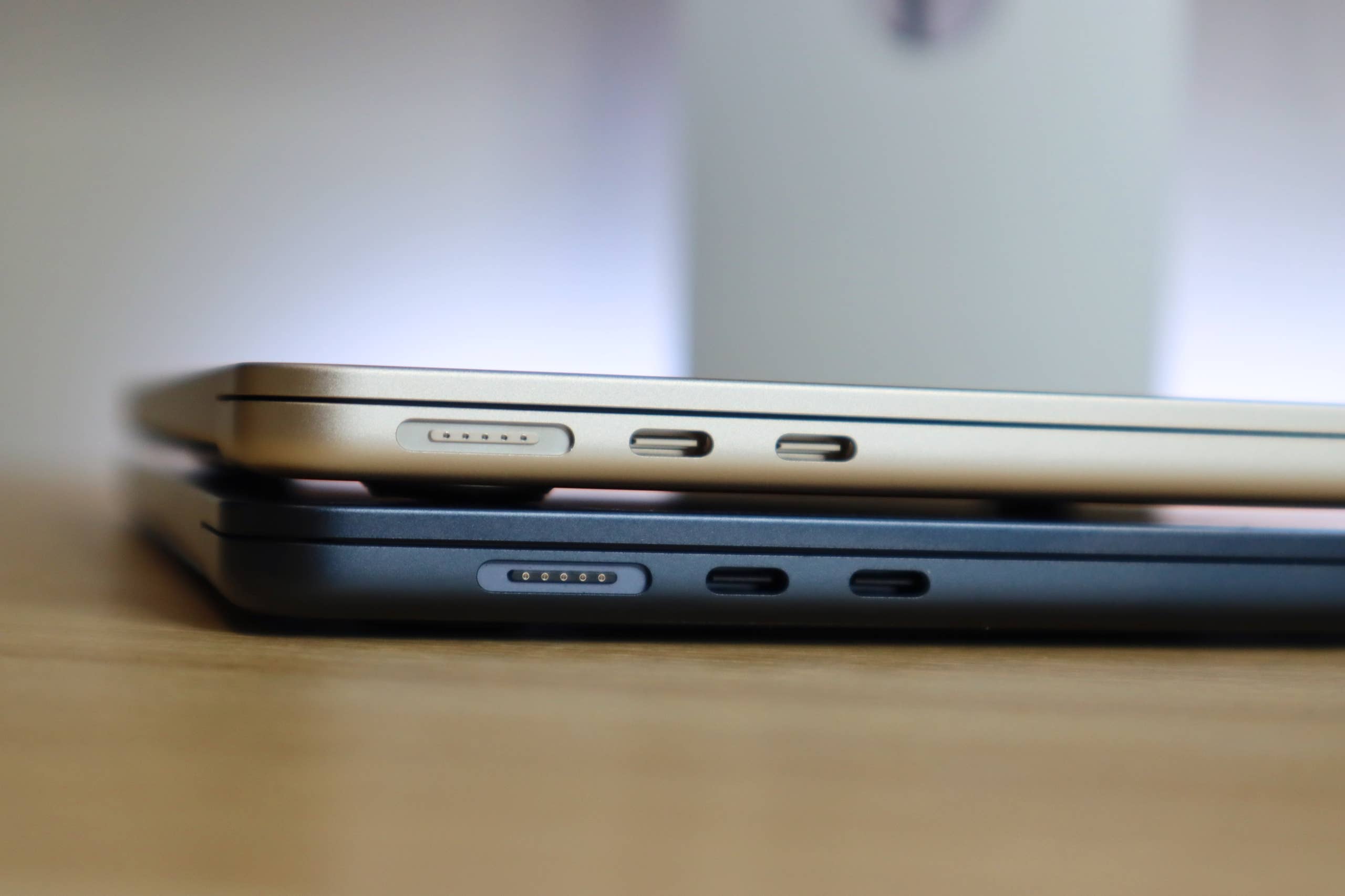 Что общего у MacBook Air 13 и MacBook Air 15. И даже порты в компьюютерах одинаковые. Фото.