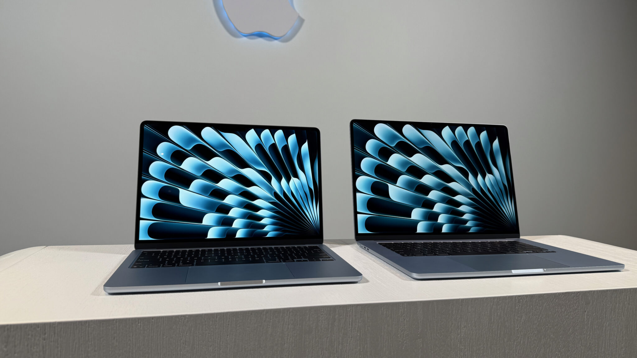 Насколько MacBook Air 15 больше Air 13. В живую компьютеры тоже отличаются, вопрос лишь, с какого ракурса смотреть. Фото.