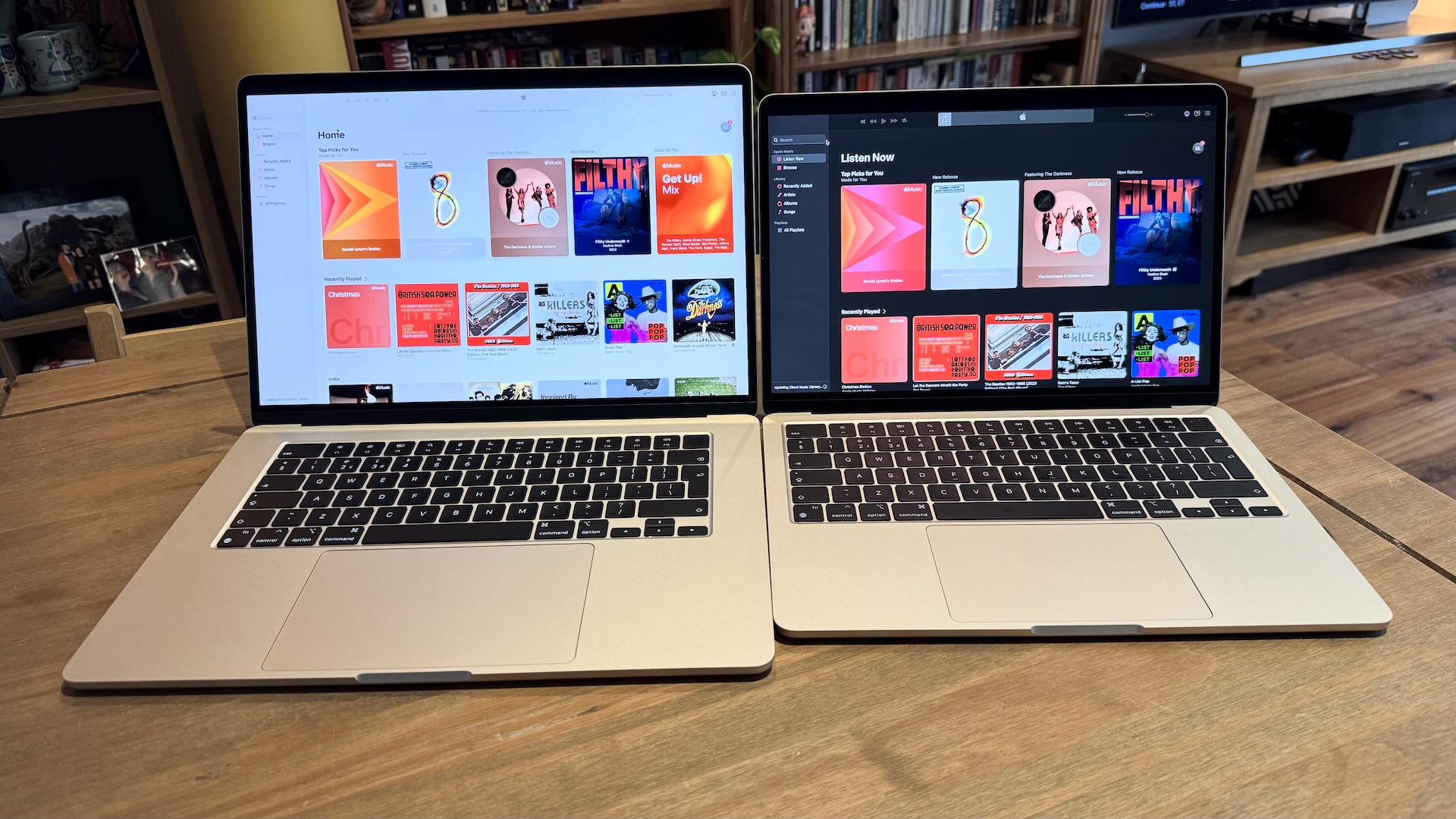 Сравнение MacBook Air 13 и 15. А если посмотреть сверху, то отличаются они куда сильнее. Фото.