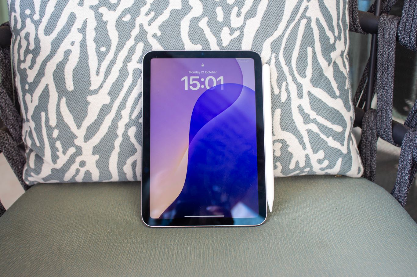 iPad mini — какой планшет Apple взять в дорогу. iPad mini — компактный гаджет больше Айфона, но меньше, чем базовый iPad. Фото.