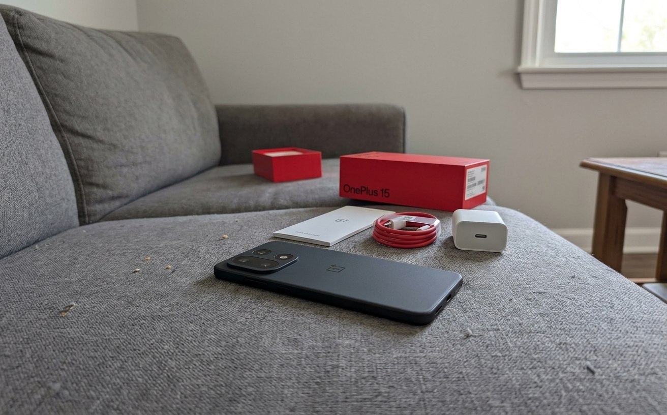 Дизайн OnePlus 15: телефон похожий на Айфон. Смартфон реально похожи на iPhone за счет блока камер и закругленной формы. Фото.