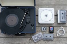 На чем слушать музыку вместо iPhone с AirPods: кассетные, дисковые и виниловые плееры. Фото.