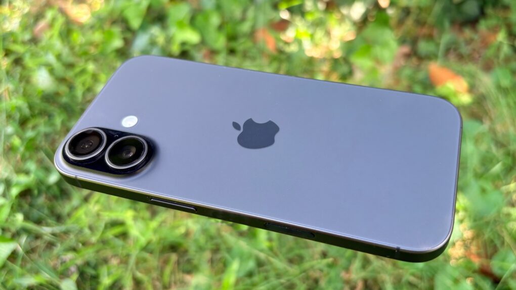 Где POCO X8 Pro все же уступает айфону. У айфона есть преимущества, но они сводятся к экосистеме и обновлениям. Фото.