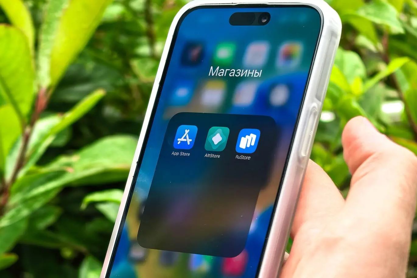 Работают ли сторонние магазины приложений для iPhone в России. RuStore на iPhone в России пока есть только на бумаге. Фото.