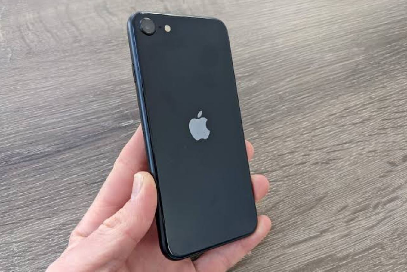 iPhone SE — Айфон с маленьким экраном и кнопкой. Смартфон обновится до iOS 27, но ей будет пользоваться уже не так удобно. Фото.