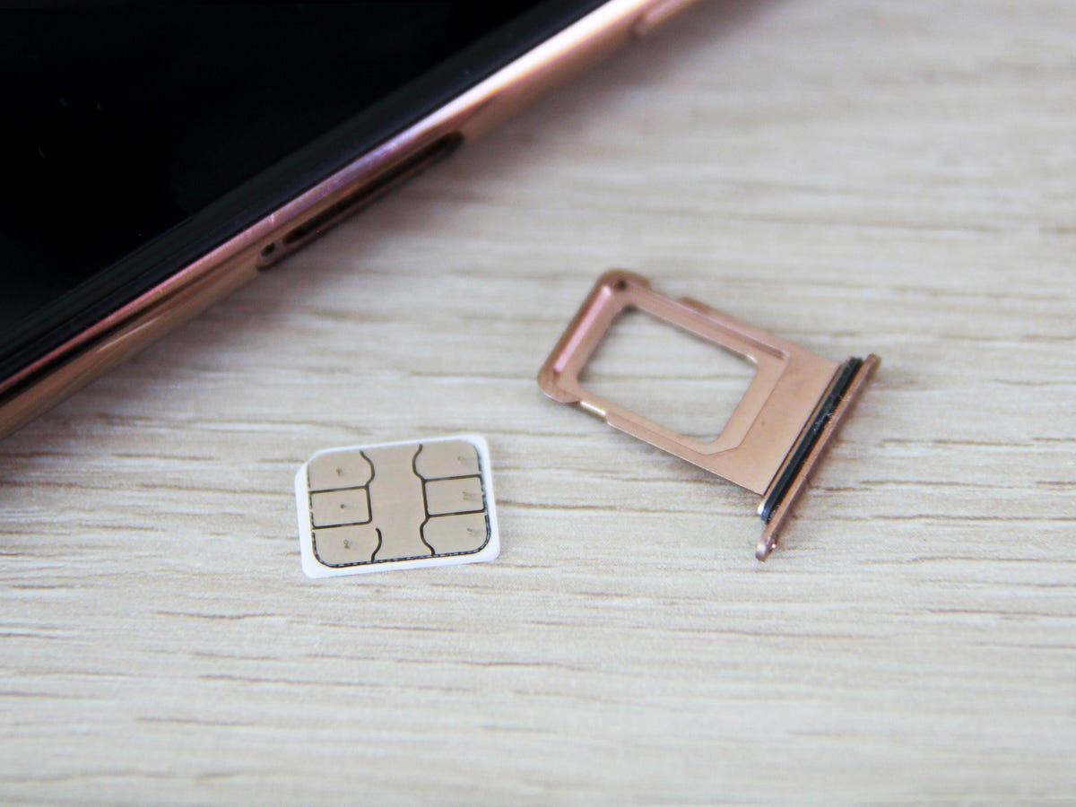 Что выбрать после этой проблемы — eSIM или SIM. Обратите внимание, что наличие физической SIM-карты не гарантирует отсутствие сбоев. Фото.