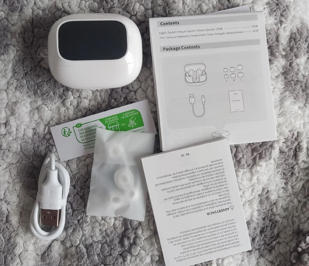 Наушники с экраном на кейсе вместо AirPods. Оказалось, экран на кейсе реально полезен. Фото.