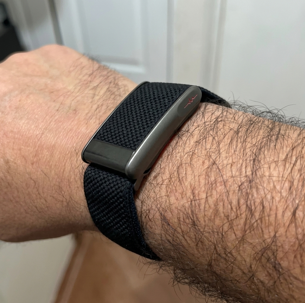 Копия Whoop LOOP в профиль на запястье — плоский металлический модуль
