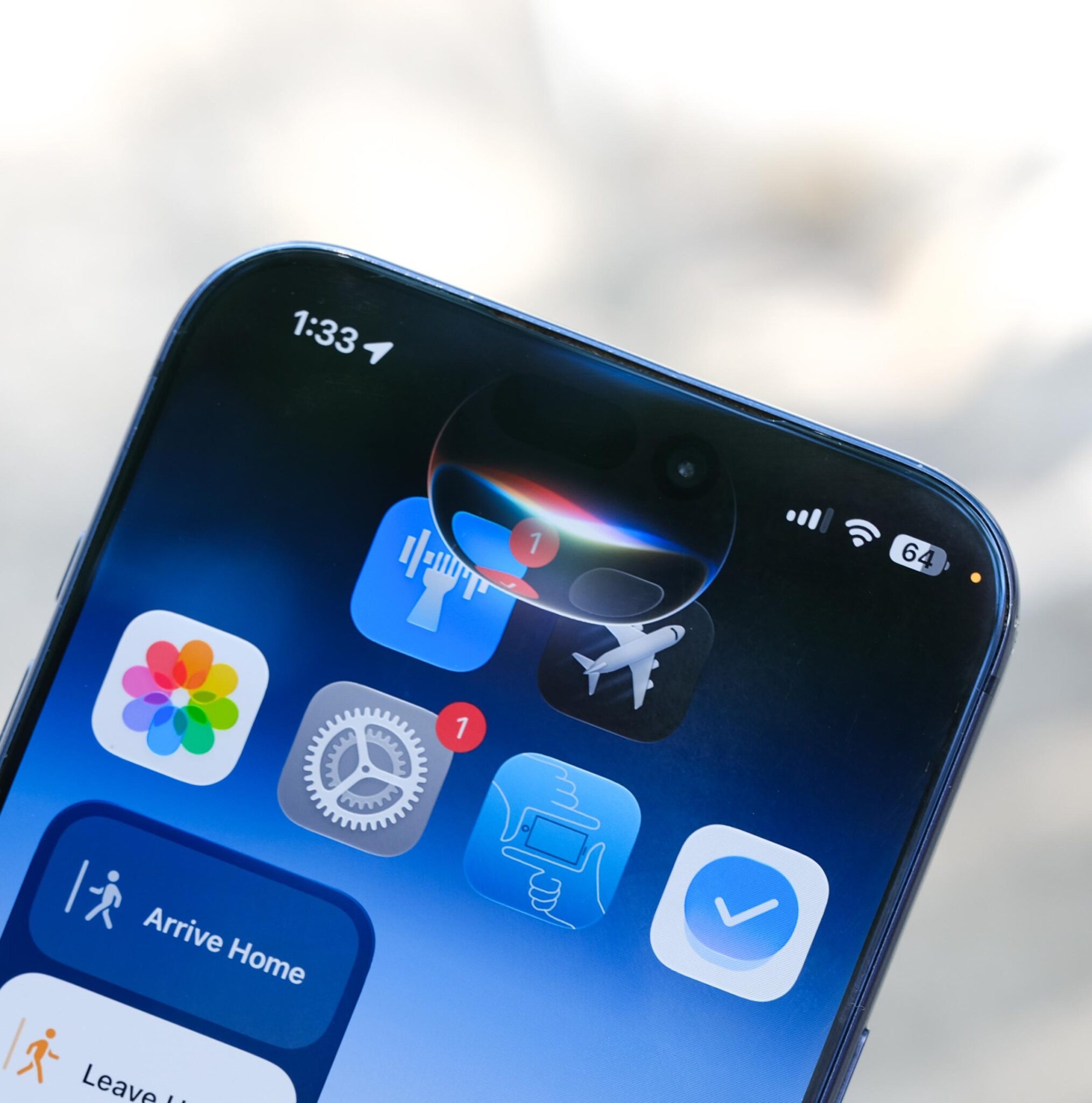 Кому достанется обновление, а кому только часть функций. Фишки Siri AI достанутся далеко не всем айфонам. Фото.