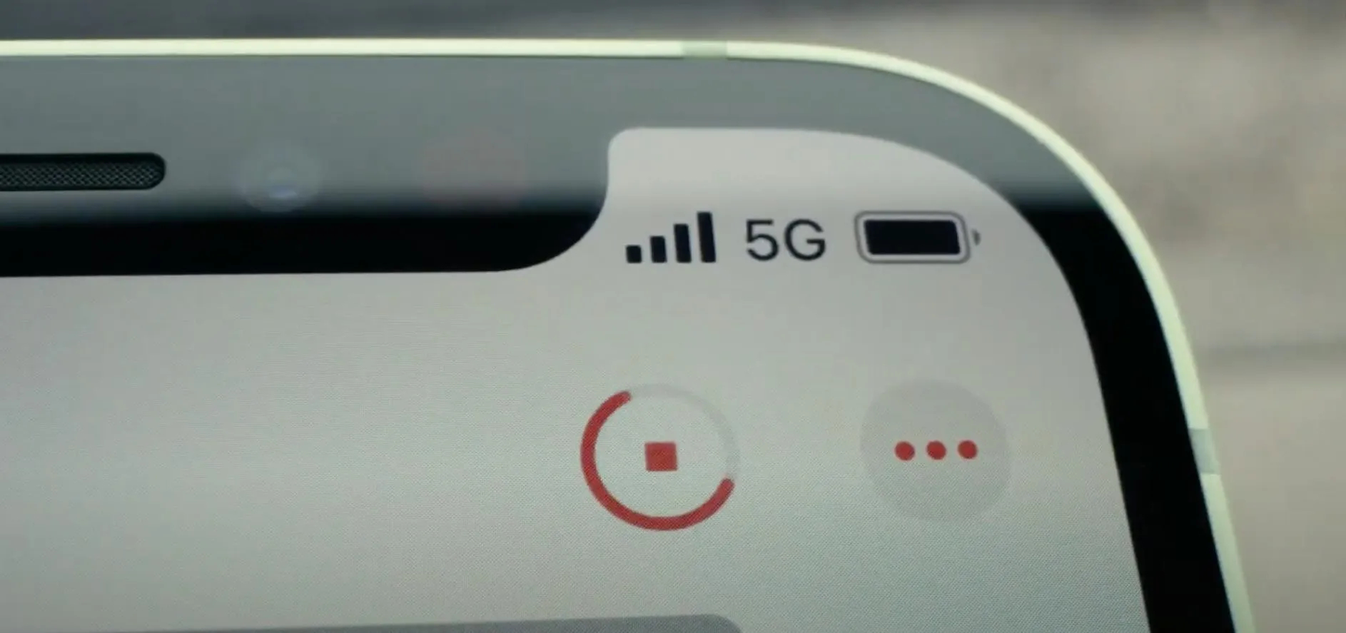 Почему владельцам iPhone рано радоваться. А вот владельцам iPhone можно особо не радоваться. 5G на их смартфонах вряд ли заработает в России. Фото.