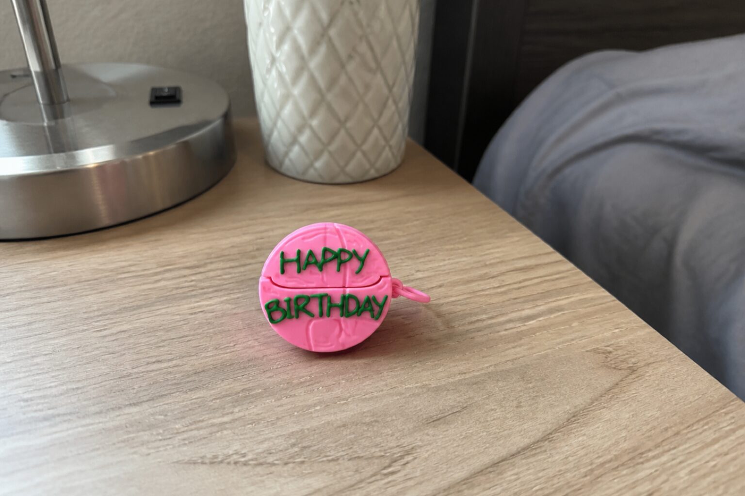 Розовый круглый чехол Happy Birthday для AirPods