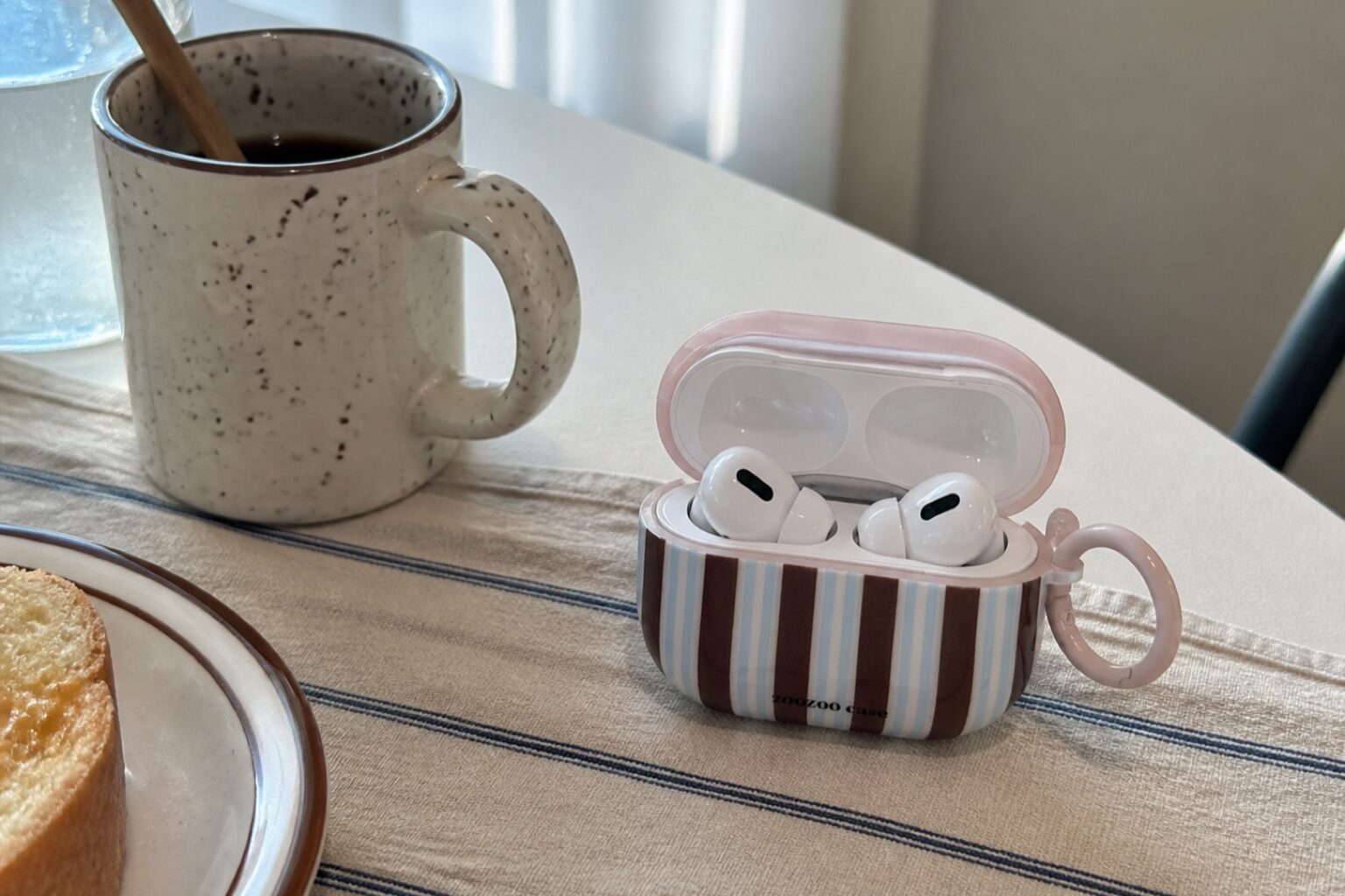 Полосатый чехол для AirPods в виде чашки