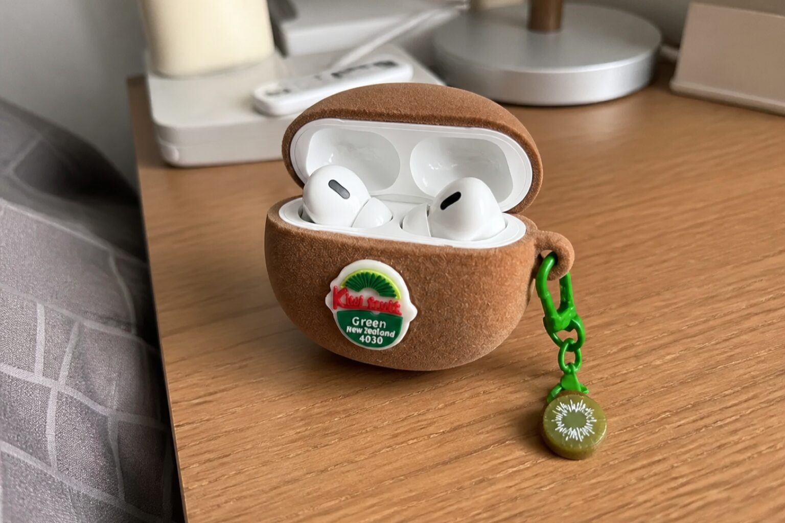 Открытый коричневый чехол-киви для AirPods