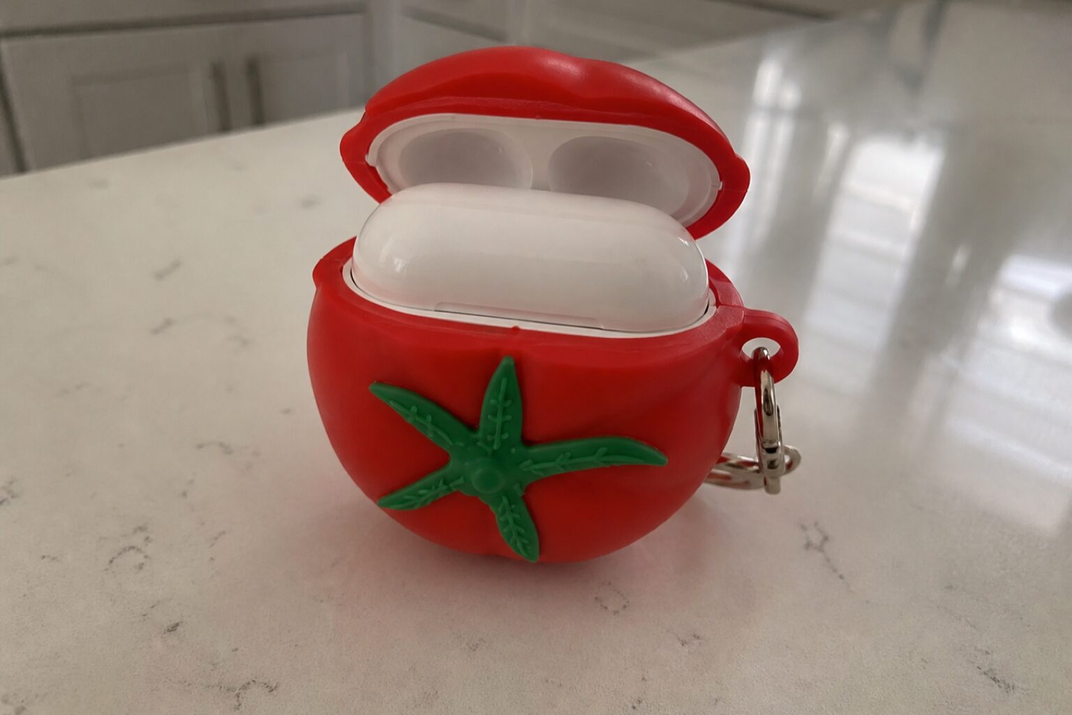 Красный объёмный чехол-помидор для AirPods