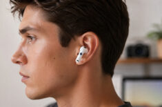 Apple показала на видео, как будут работать камеры в наушниках AirPods. Apple показала на видео, как будут работать камеры в наушниках AirPods. Фото.