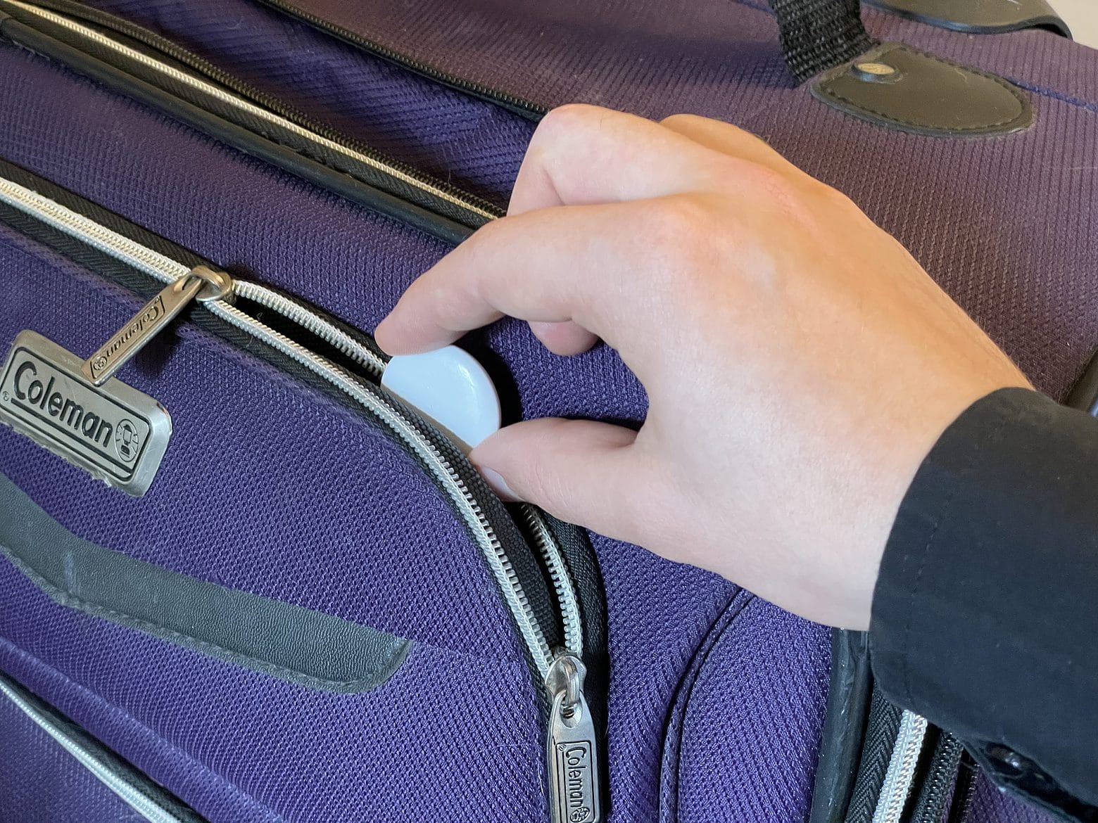 Как правильно положить AirTag в чемодан. Не закапывайте метку глубоко в вещи. Может хуже ловить. Фото.