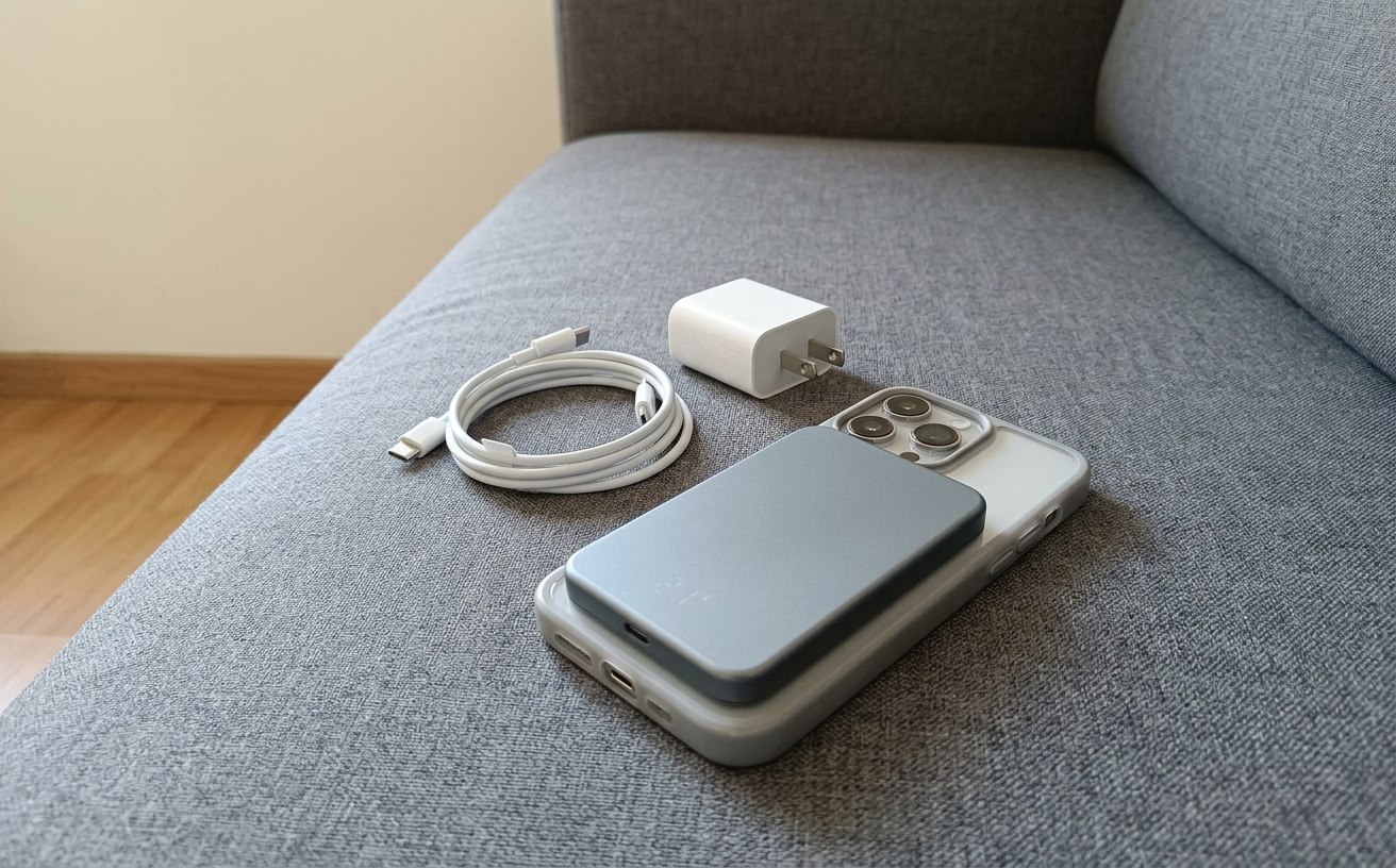 Заряжает iPhone без единого провода. Магнитится к айфону через MagSafe и не портит его внешний вид. Фото.