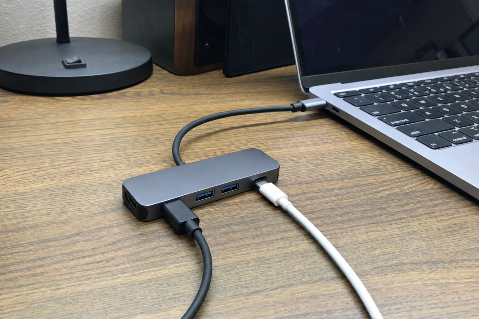 UGREEN 6-в-1: компактный хаб для поездок с MacBook. Таскаю его в кармане рюкзака — весит как зажигалка, а заменяет три переходника.. Фото.
