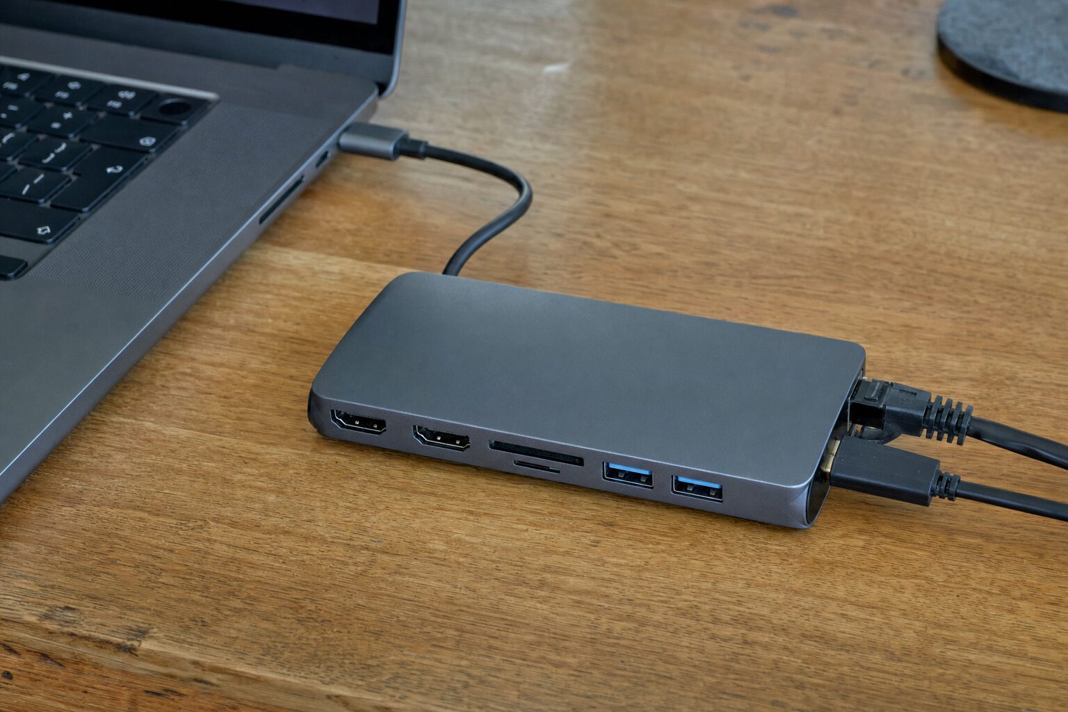 UGREEN 10-в-1: док-станция с двумя мониторами для рабочего стола. Два HDMI — подключаю монитор и телевизор одновременно, и MacBook даже не просел по производительности.. Фото.