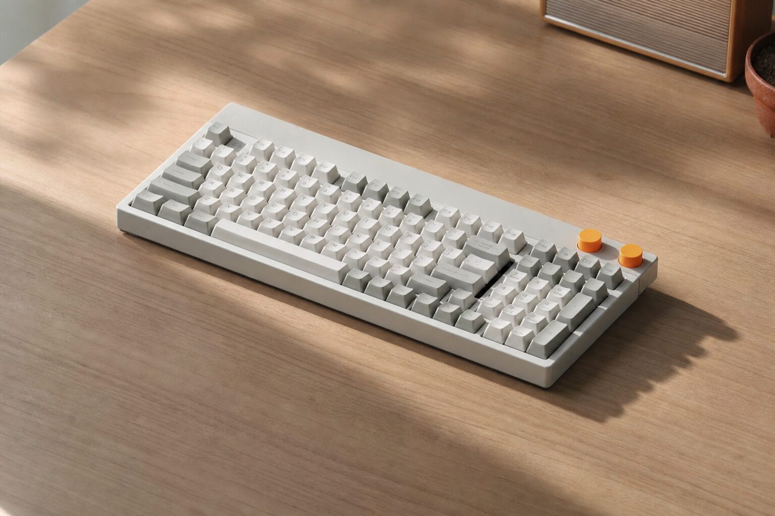 Механическая клавиатура LOFREE Block в стиле первого Macintosh. Тяжёлая, зато не ёрзает по столу, когда печатаешь.. Фото.