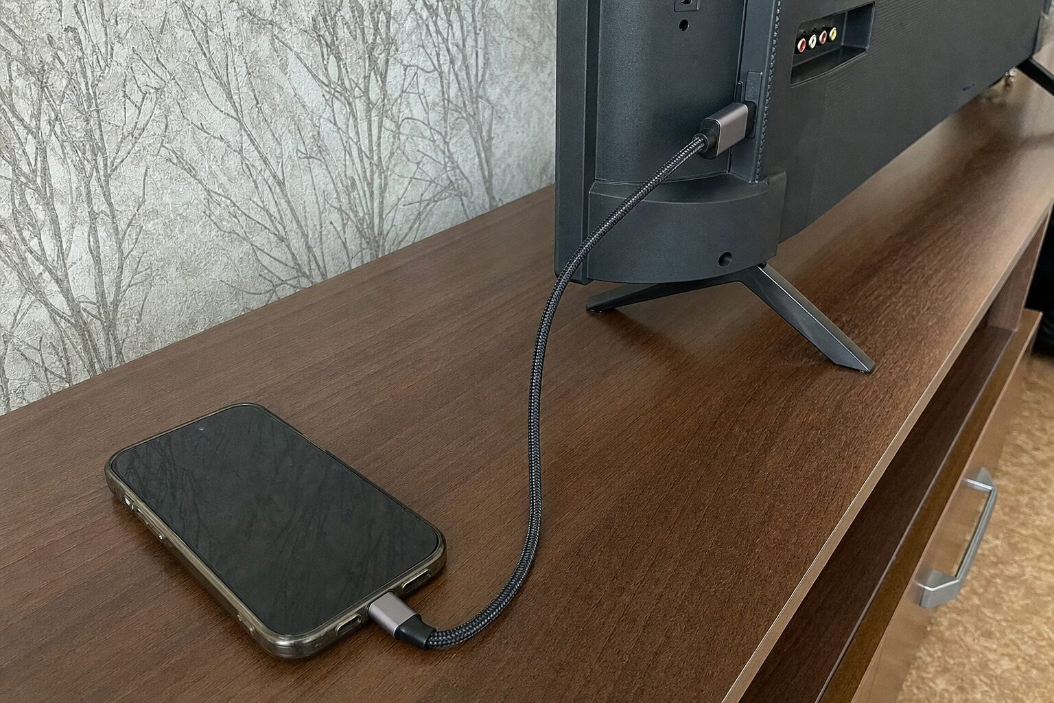Кабель USB-C на HDMI вместо Apple-адаптера за пять тысяч. Один кабель, без хабов и переходников — воткнул в телевизор и смотришь.. Фото.