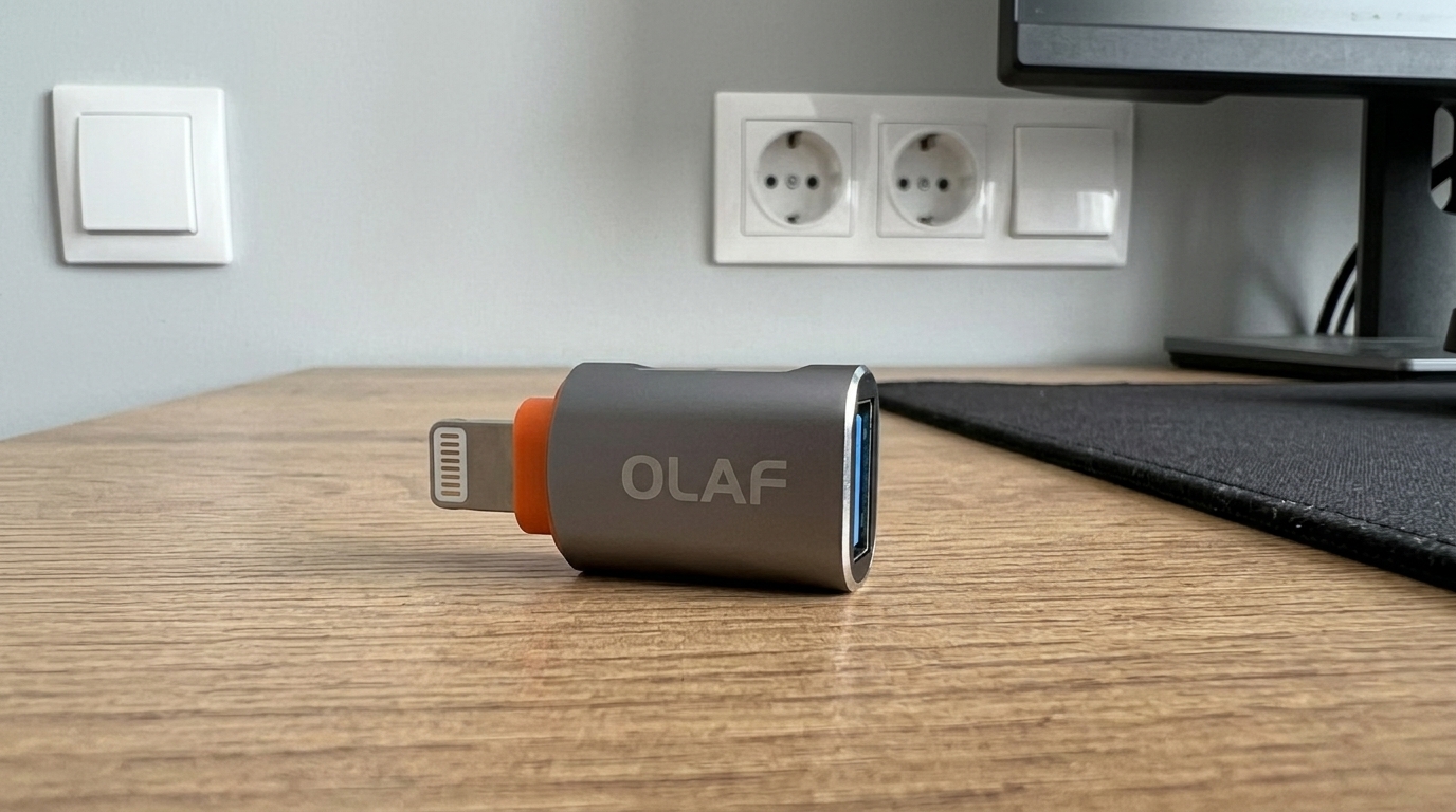 Переходник USB-C на Lightning для старых iPhone. Крошечная штука, а спасает, когда вокруг только кабели USB-C.. Фото.