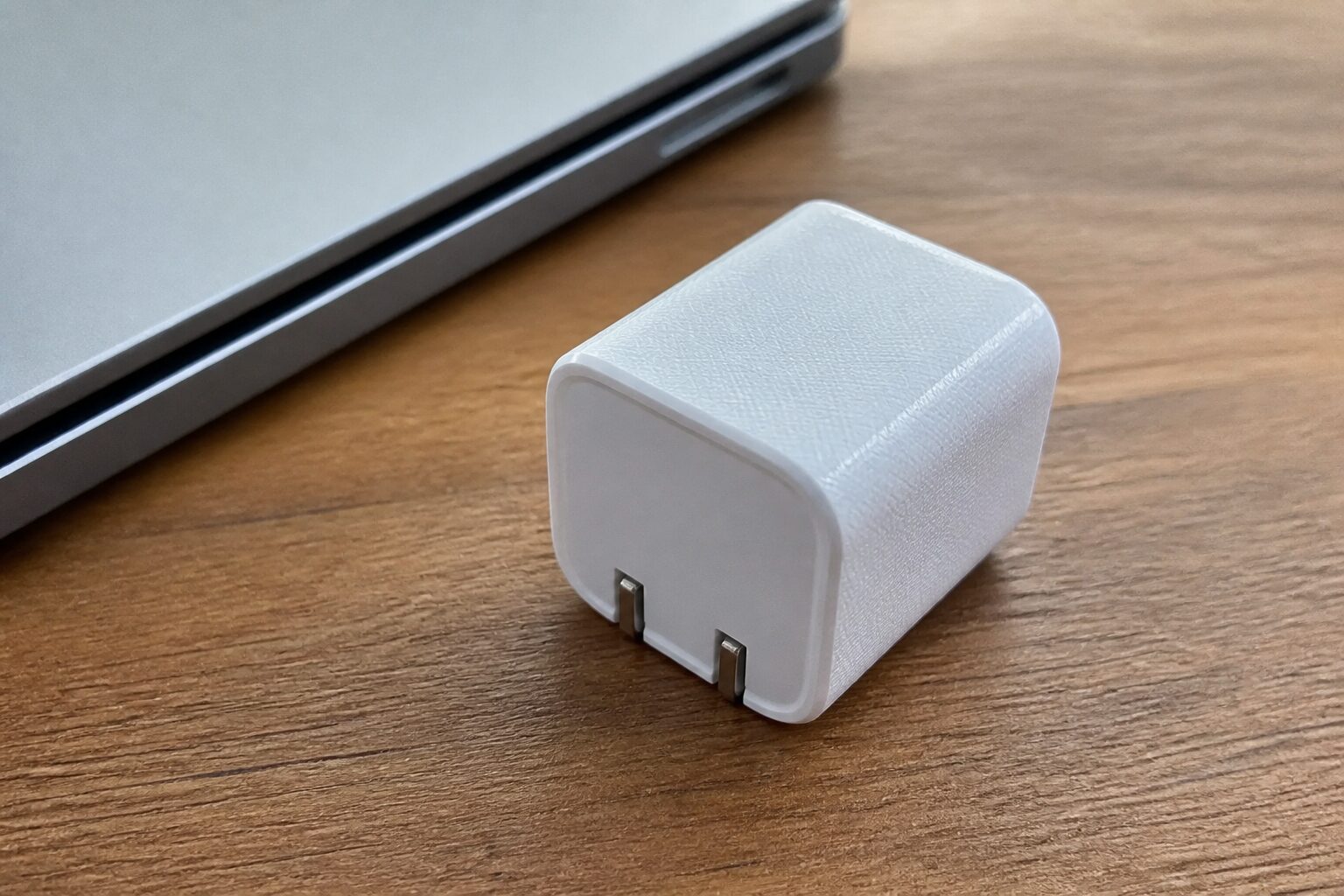 Компактный белый зарядник Anker Nano со складной вилкой