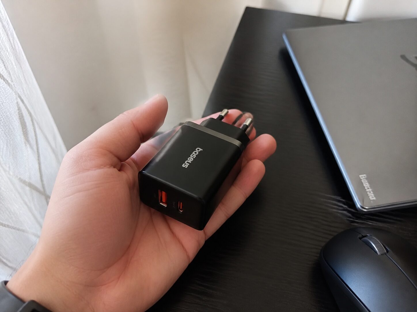 Чёрная зарядка Baseus на 20 Вт с портами USB-C и USB-A и EU-вилкой