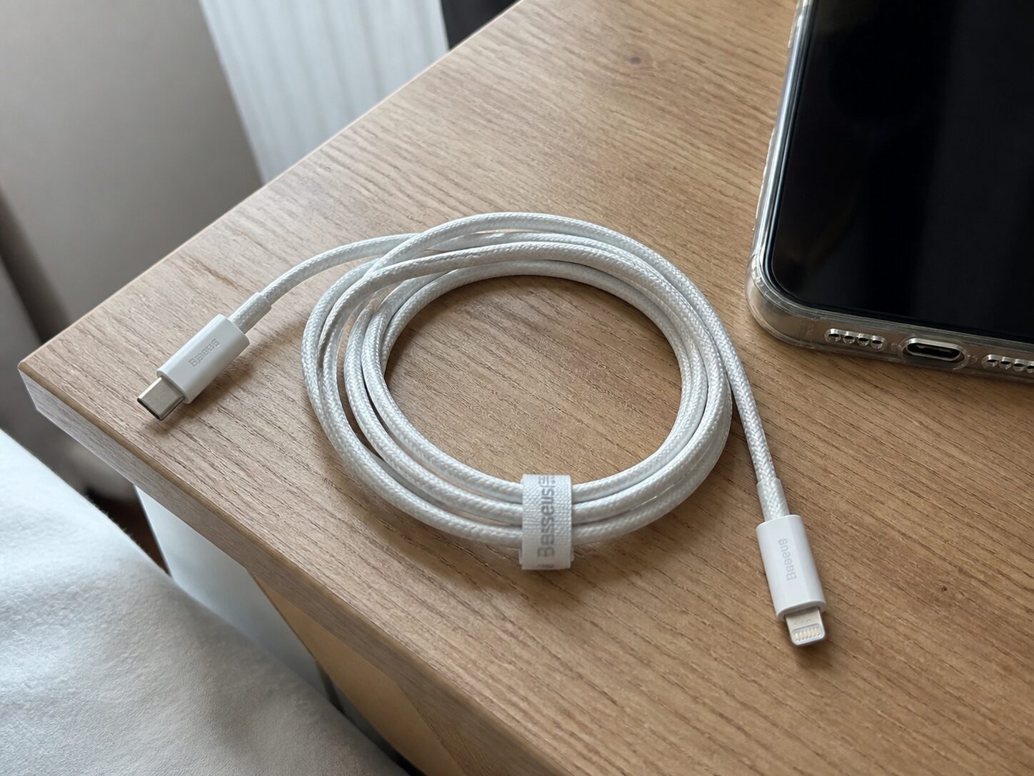 Белый кабель Baseus с разъёмами USB-C и Lightning