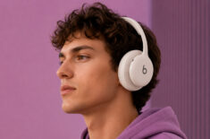 Apple готовит замену AirPods Max. Новые наушники будут лучше и дешевле. Фото.