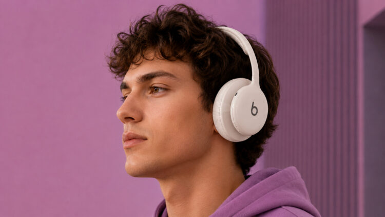 Apple готовит замену AirPods Max. Новые наушники будут лучше и дешевле. Фото.