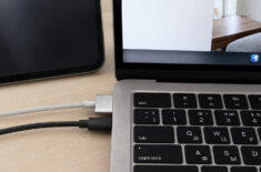 Что будет, если одновременно подключить к MacBook две зарядки: MagSafe и USB-C. Фото.