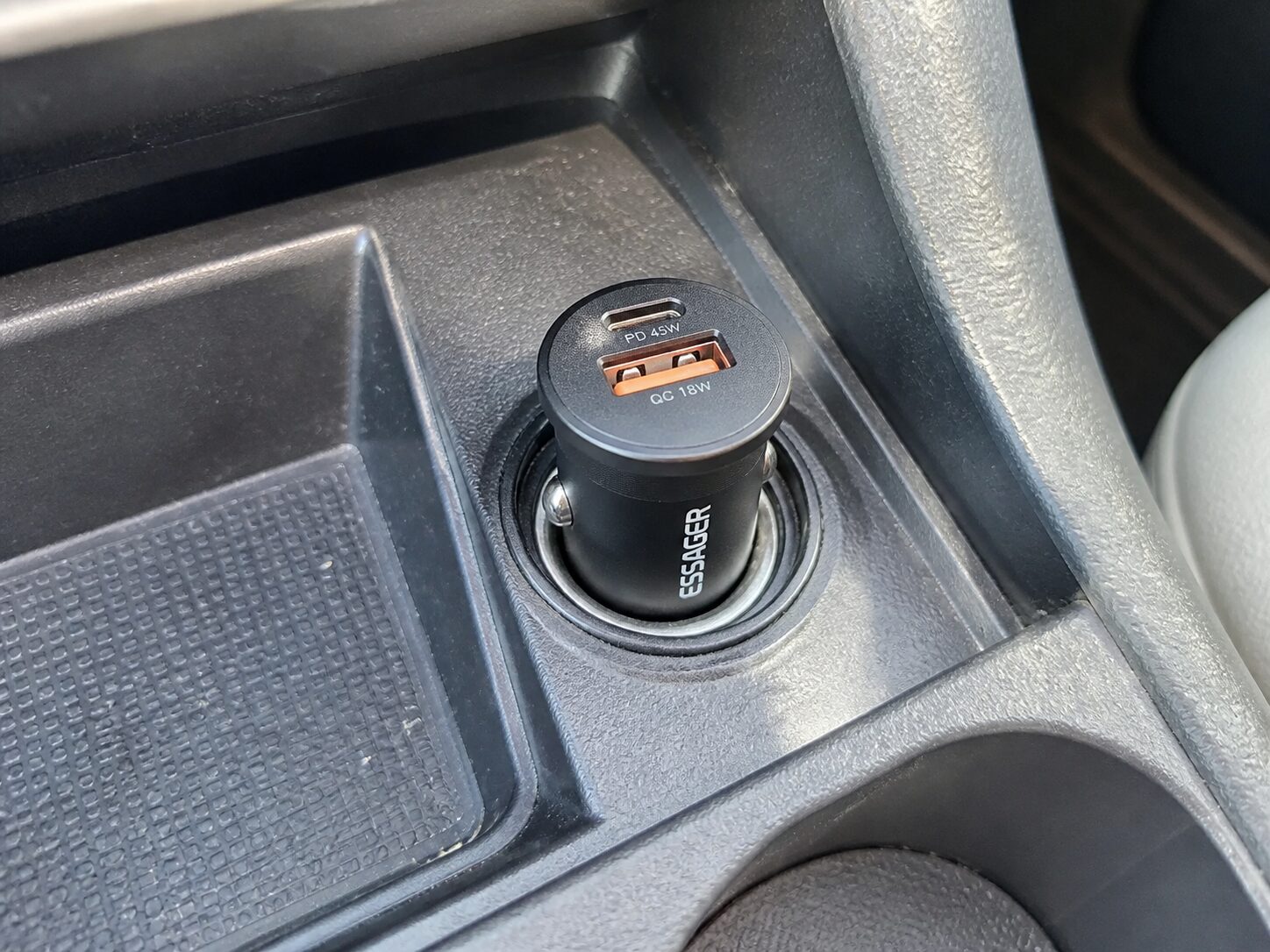 Автомобильная зарядка Essager с USB-C и USB-A в розетке 12 В
