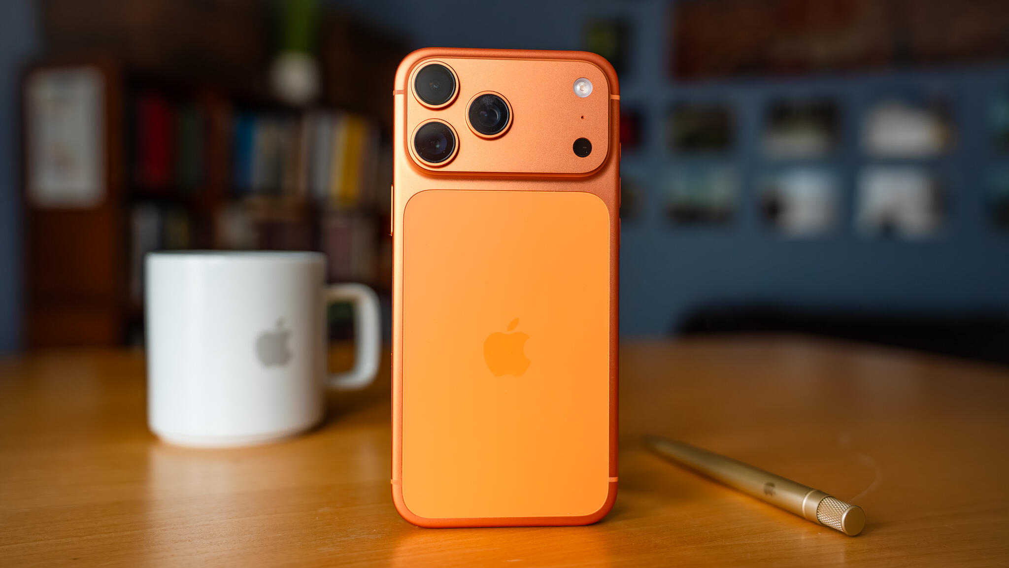 На каких iPhone доступны две камеры в FaceTime. К сожалению, фишка доступна только владельцам iPhone 17 и более продвинутых моделей. Фото.