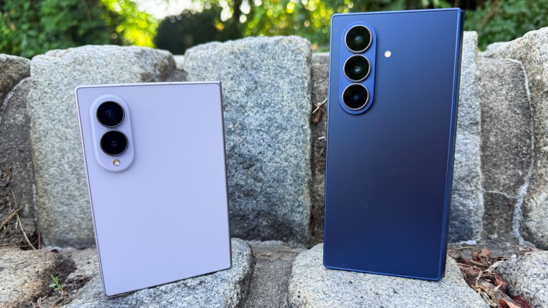 Чем Galaxy Z Fold 8 отличается от других складных смартфонов. Вот так обычный Fold 8 выглядит на фоне Fold 8 Ultra. Фото.