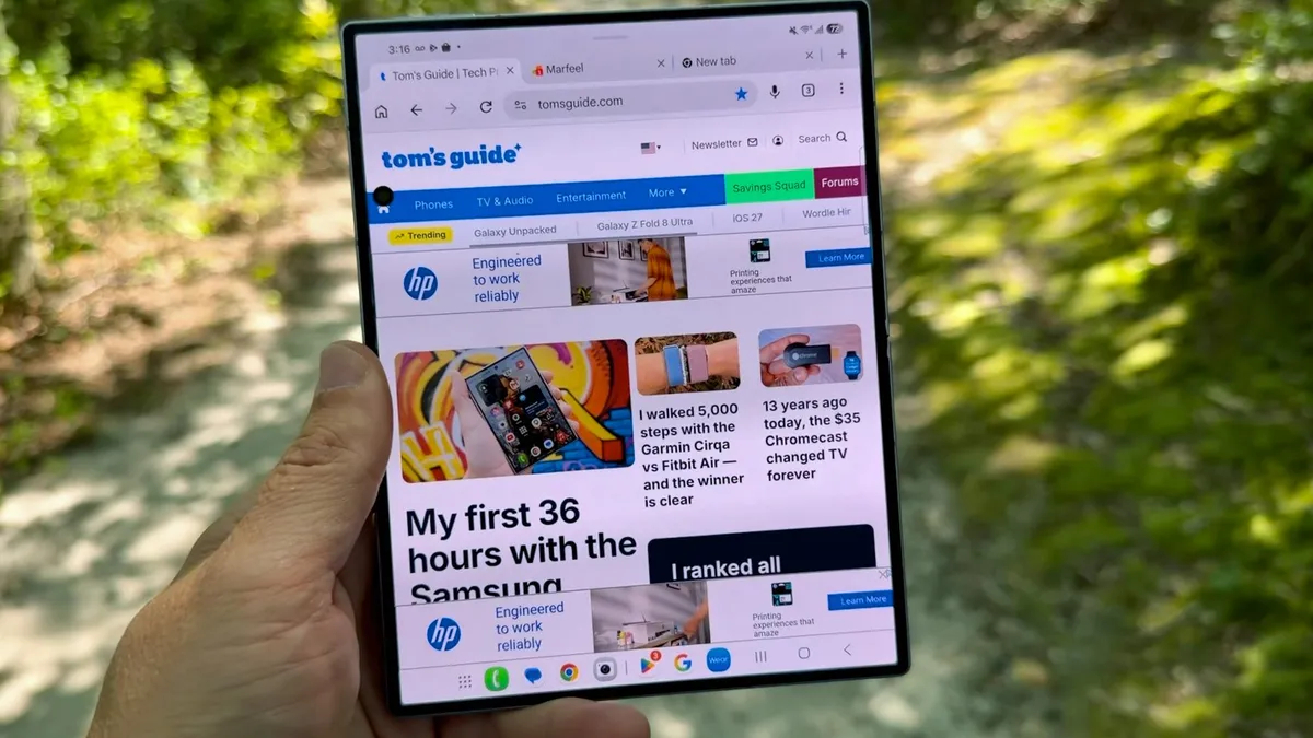 Чем Galaxy Z Fold 8 отличается от других складных смартфонов. Разложили, повернули вертикально, получили практически полноценный планшет. Фото.