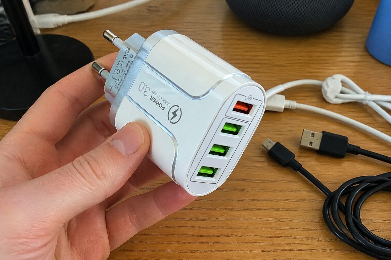 Белое зарядное устройство с четырьмя портами USB-A