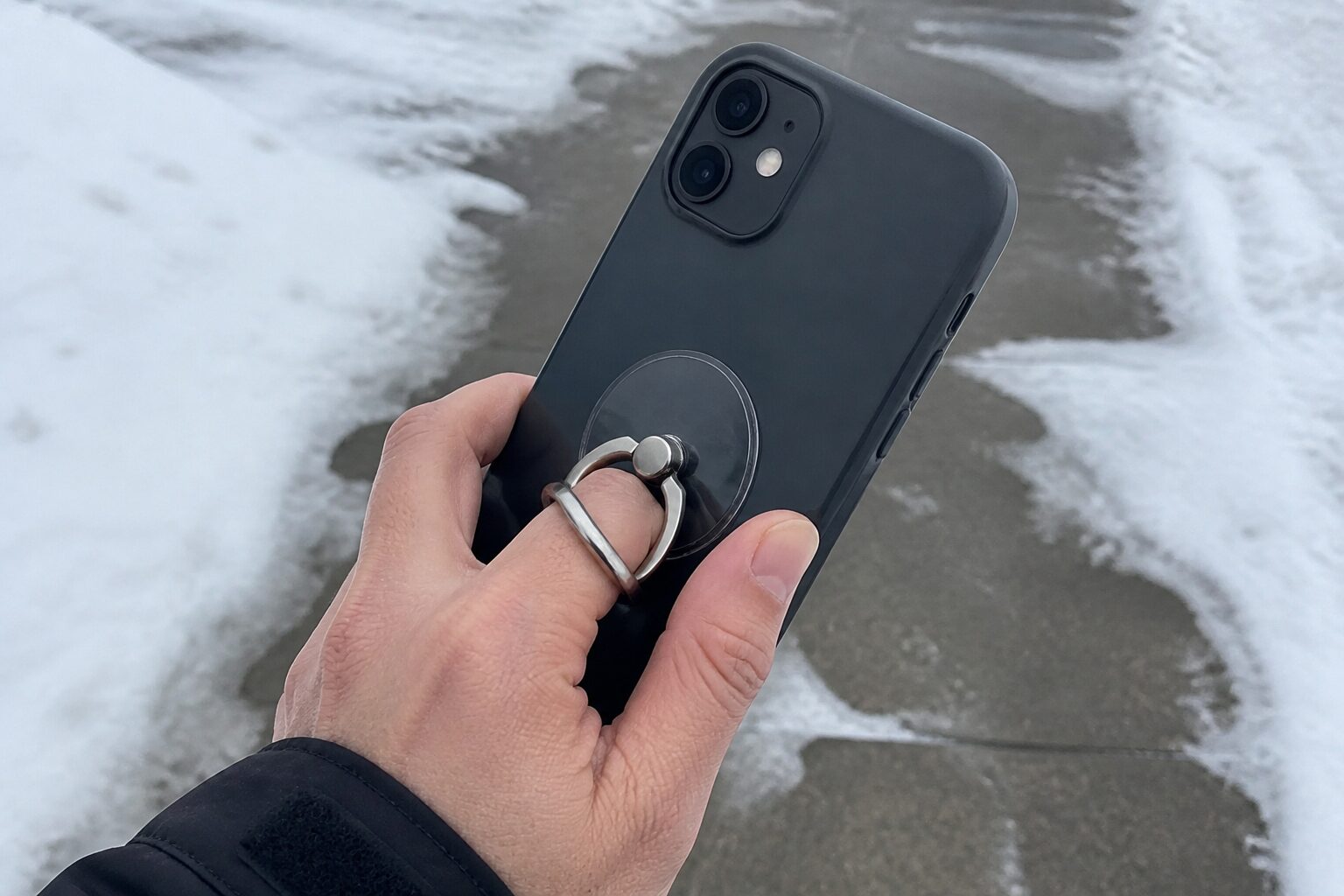 Прозрачное основание и металлическое кольцо-держатель на чехле iPhone