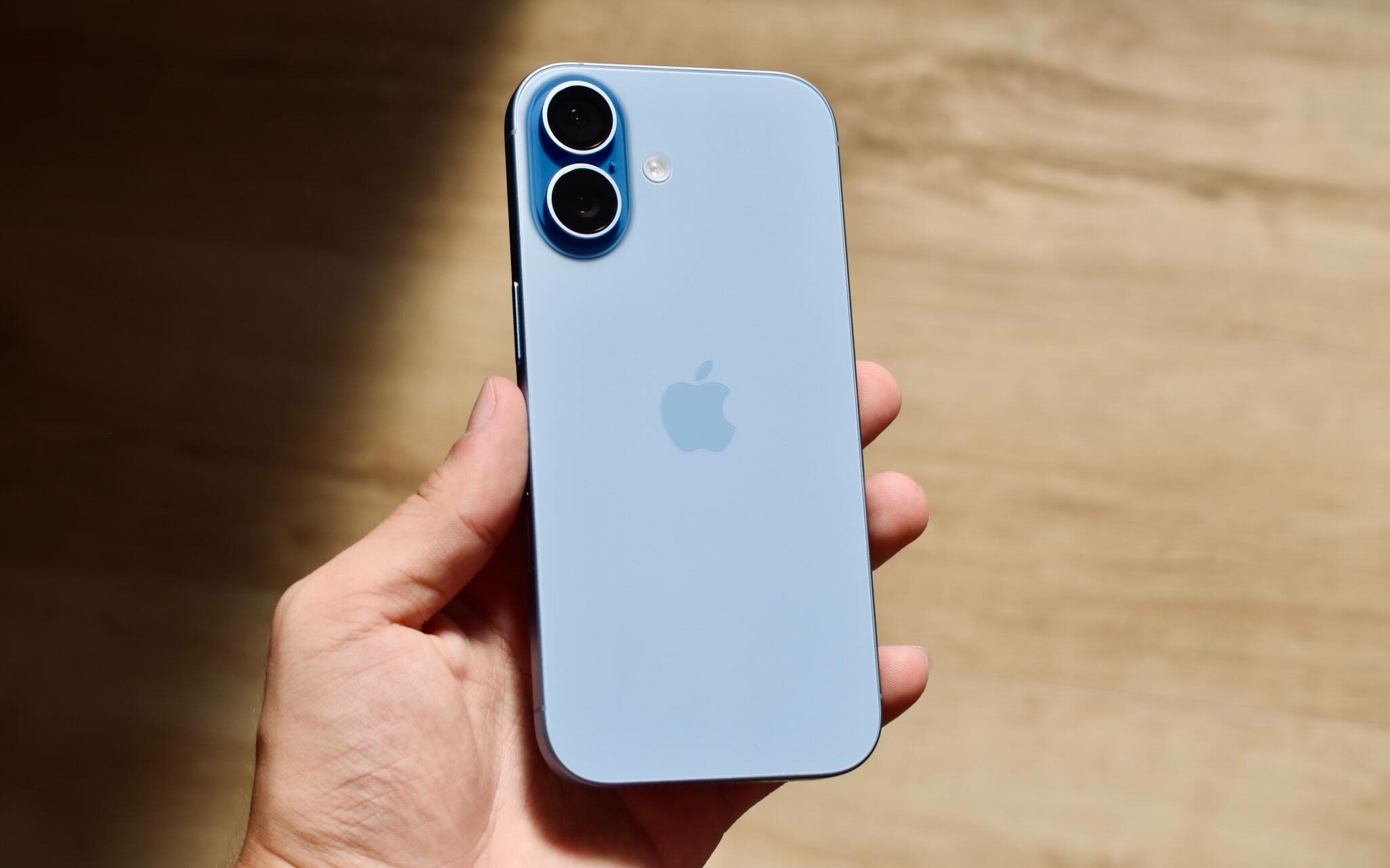 Система реально летает на iPhone 17. Я бы очень удивился, если бы на iPhone 17 iOS 27 каким бы то ни было образом глючила. Фото.