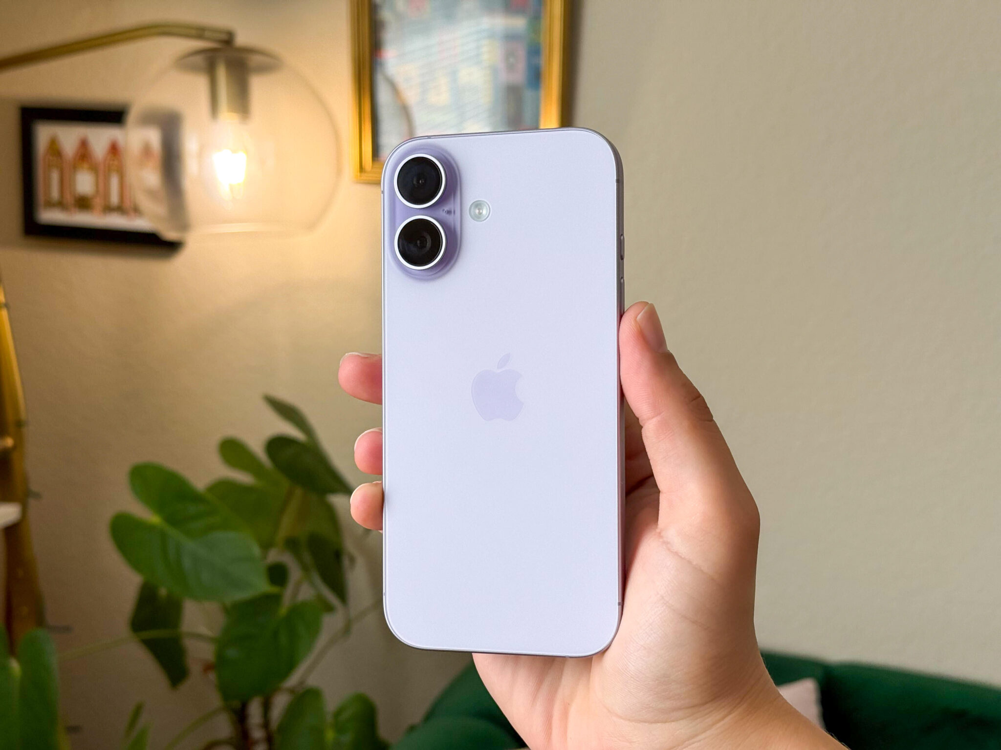 Почему iPhone дорожают до выхода новых моделей. iPhone 17 предстоит продаваться еще минимум полгода, так что повышение цены не должно вас удивлять. Фото.