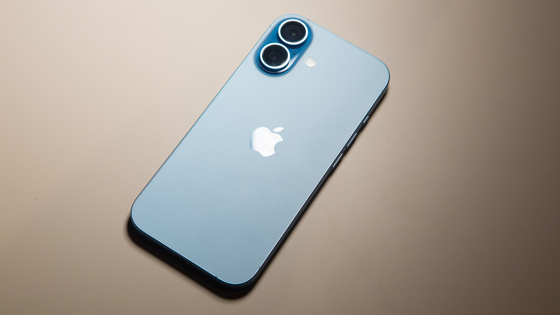 iPhone 17 остается сильным выбором. iPhone 17 всё ещё топ, и большинству его хватит с огромным запасом. Фото.