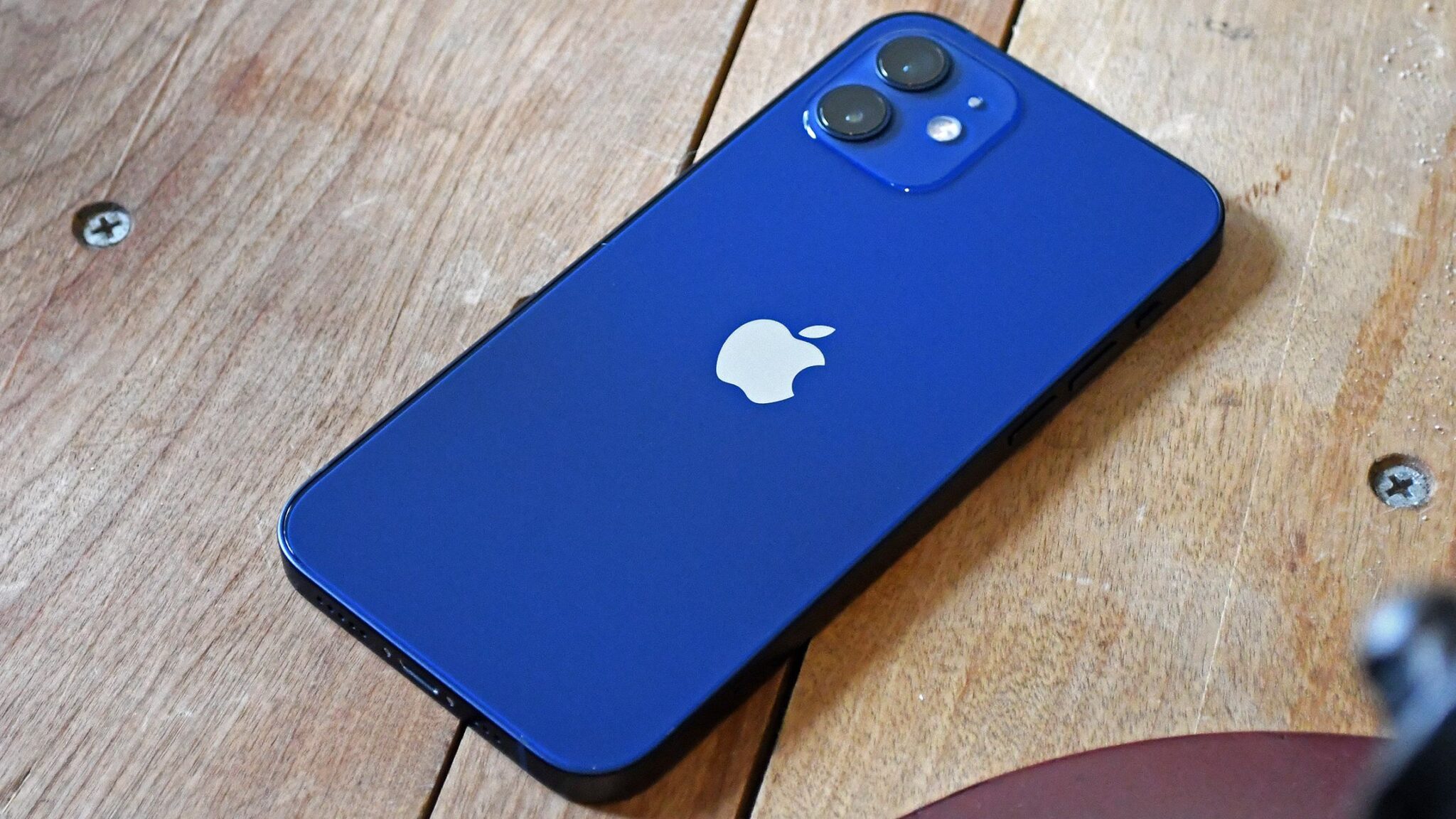 С какой модели айфон перестал бояться воды. Начиная с iPhone 12, смартфоны Apple могут проводить в воде больше времени, но в рис их убирать точно не стоит. Фото.