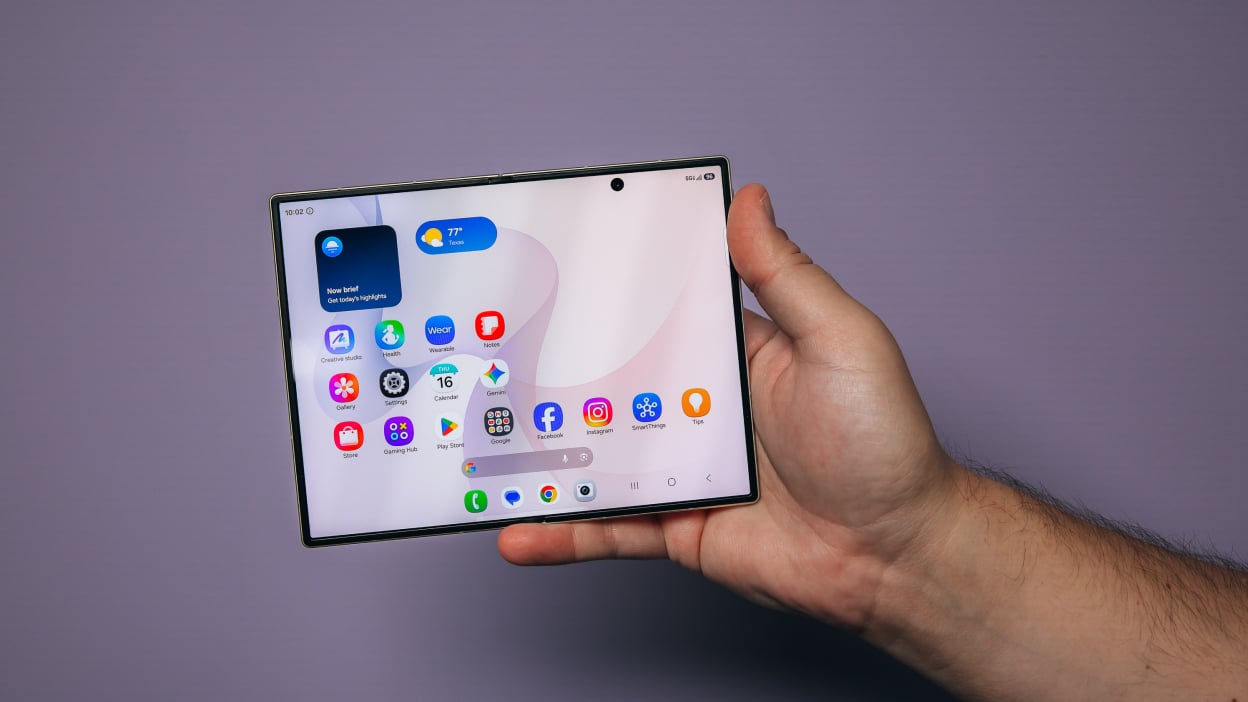 Одна замена экрана обойдется как флагман. В Galaxy Fold 8 используется такой же экран, как будет в iPhone Ultra. Фото.