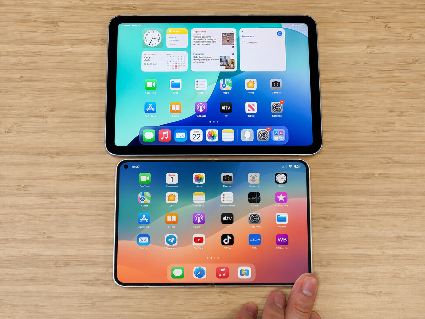 Компактнее, чем iPad mini, но влезает в карман. Смартфон будет чуть меньше iPad mini, но для меня некритично. Фото.