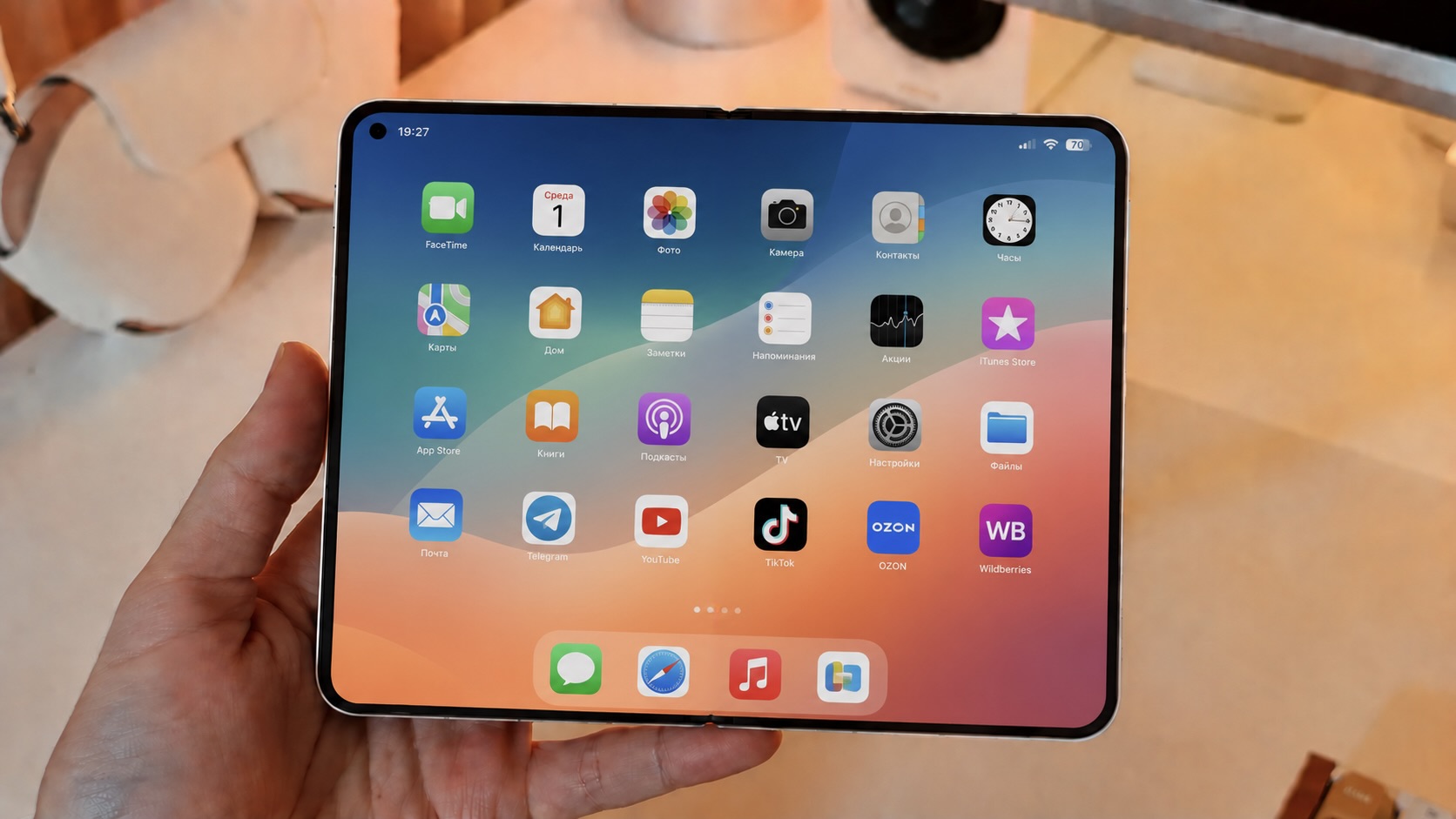 Как складной iPhone Ultra впишется в мой день. По сути, планшет, который я легко уберу в карман. Фото.