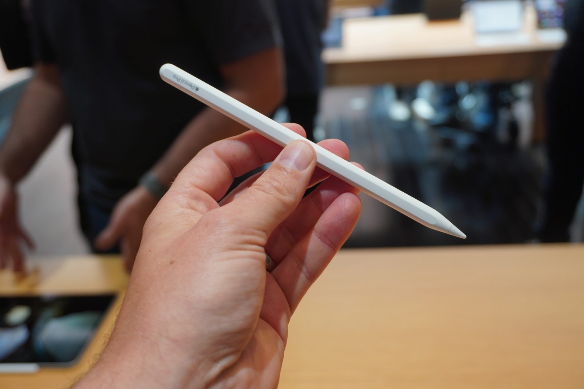 Каким получился Apple Pencil для iPhone Ultra. Для сравнения обычный Apple Pencil для iPad. Фото.