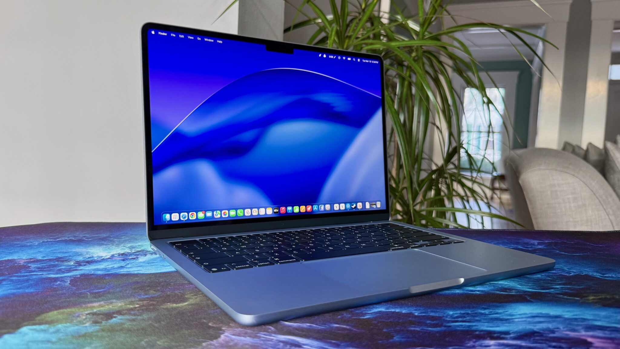 Почему возник дефицит MacBook Air M5. Ноутбук подходит большинству покупателей, и неудивительно, что неожиданно образовался дефицит. Фото.