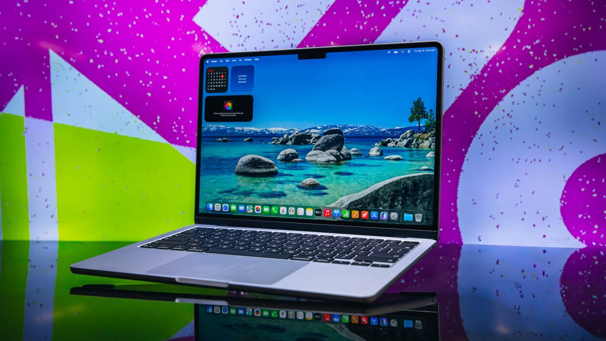 Стоит ли покупать MacBook Air M5 в 2026 году. Пока до наших продавцов дефицит еще не докатился, успевайте порадовать себя новым Макбуком. Фото.